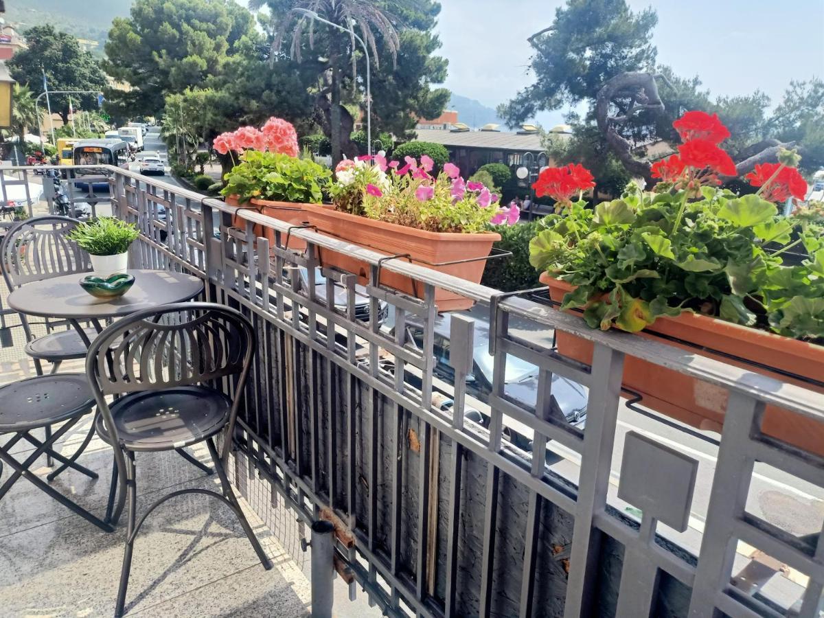 Hotel Serena Arenzano Bagian luar foto