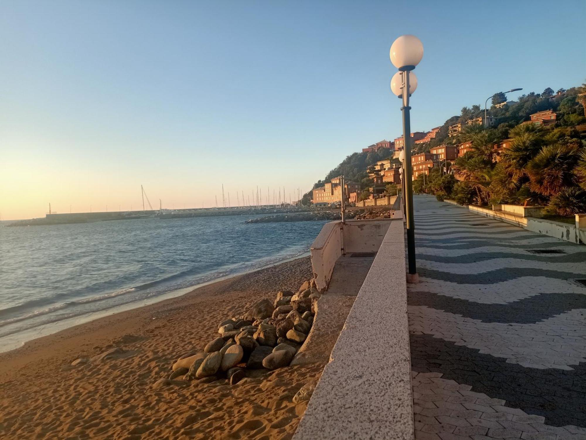 Hotel Serena Arenzano Bagian luar foto