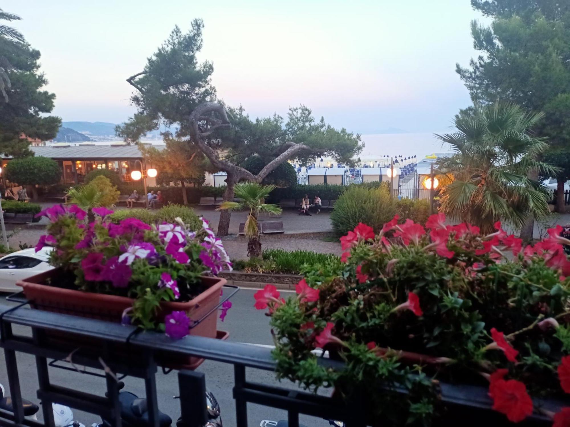 Hotel Serena Arenzano Bagian luar foto
