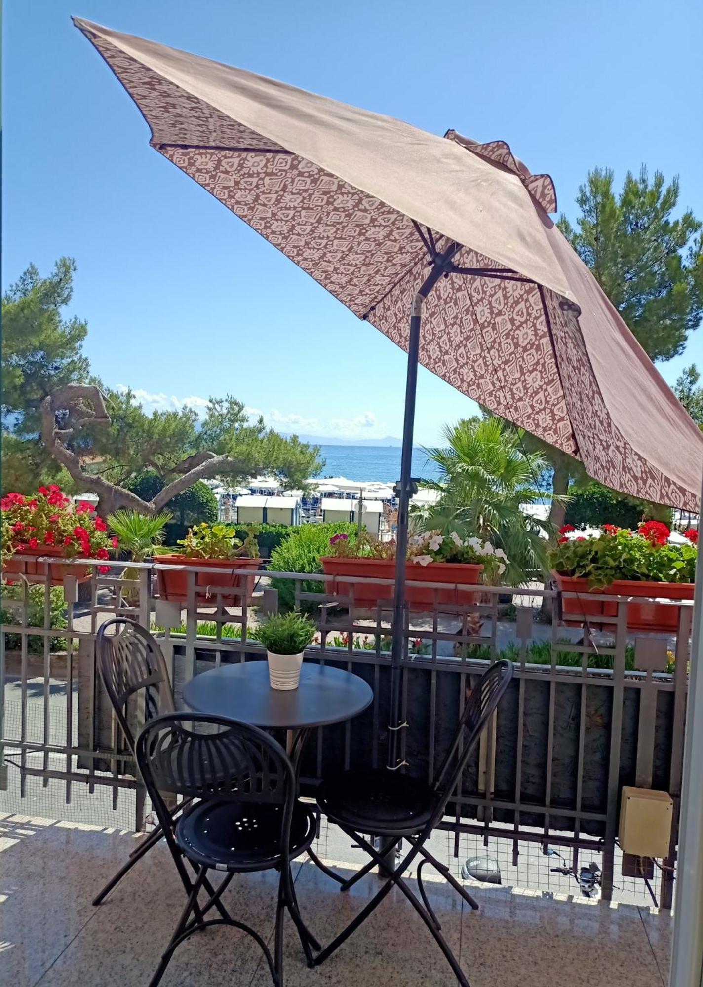 Hotel Serena Arenzano Bagian luar foto