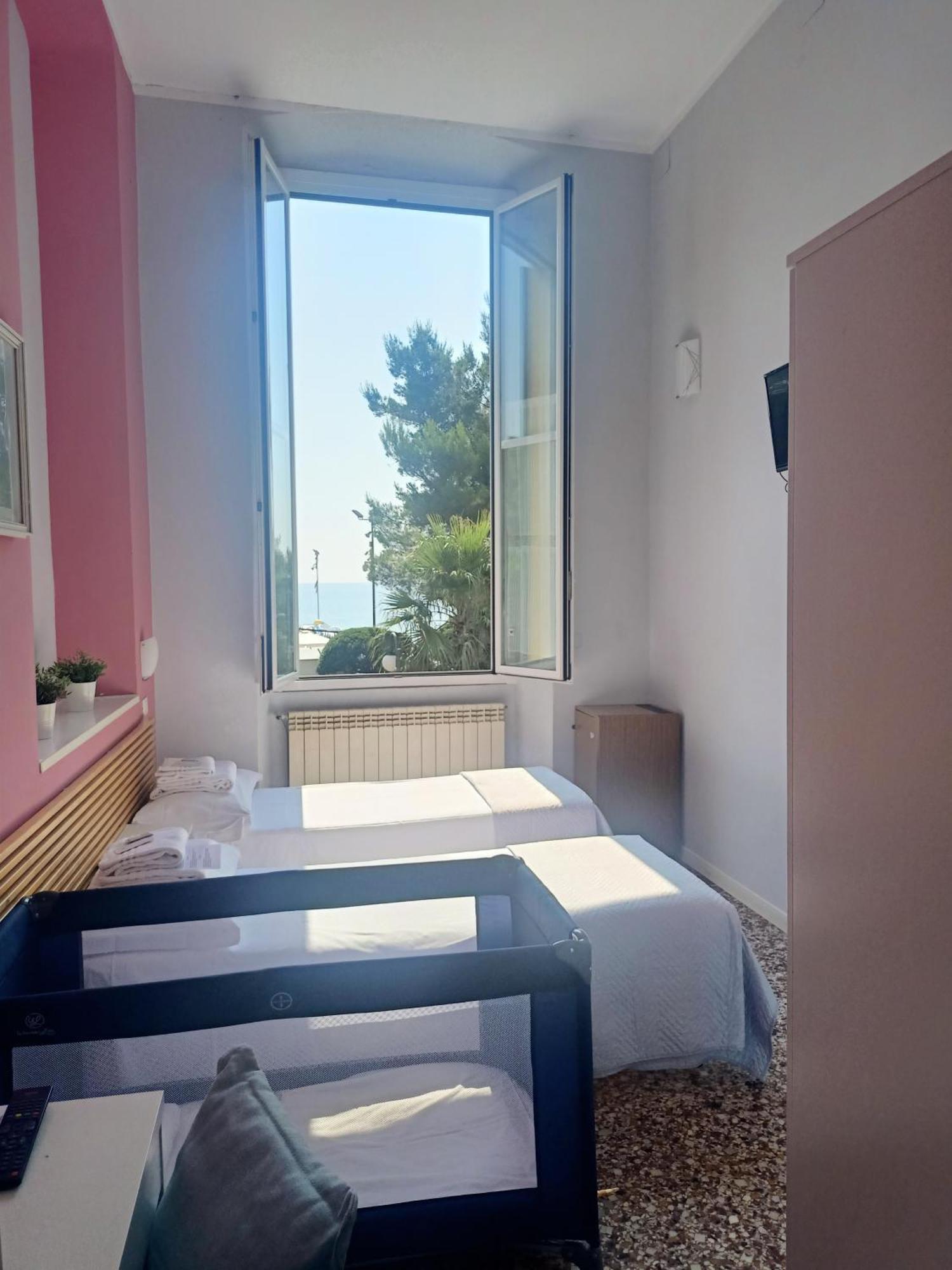 Hotel Serena Arenzano Bagian luar foto