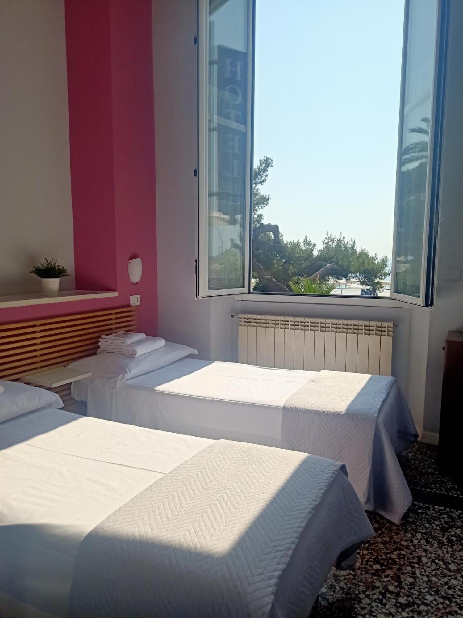 Hotel Serena Arenzano Bagian luar foto